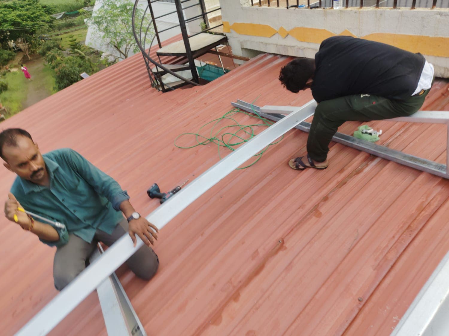 Setting out mounting rails across a sheet roof